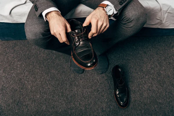 Vue Partielle Homme Affaires Portant Des Chaussures Dans Chambre Coucher — Photo