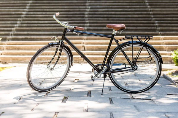 Vue rapprochée du vélo rétro noir stationné sur la rue — Photo de stock