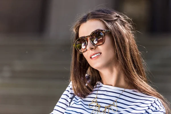 Ritratto di bella giovane donna in occhiali da sole sulla strada — Foto stock