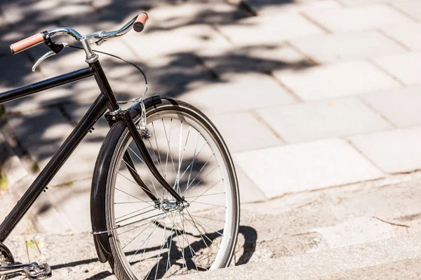 Close up vista de bicicleta retro preto estacionado na rua — Fotografia de Stock