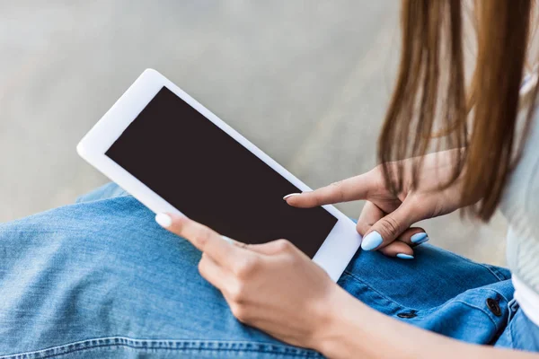 Vue partielle de la femme en utilisant une tablette numérique avec écran blanc sur la rue — Photo de stock
