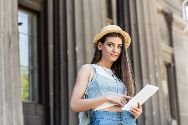 Porträt einer jungen hübschen Frau mit digitalem Tablet auf der Straße — Stockfoto