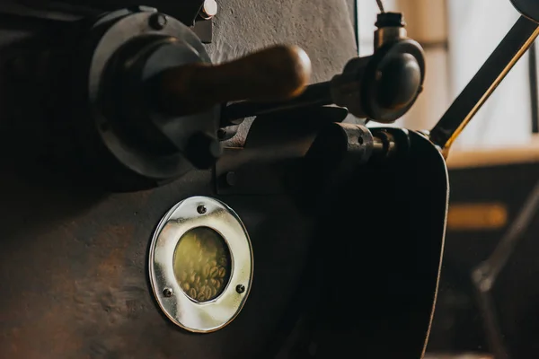 Granos de café tostados en máquina industrial profesional - foto de stock