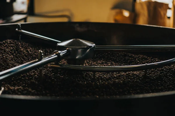 Asar granos de café en tostadora de café grande - foto de stock