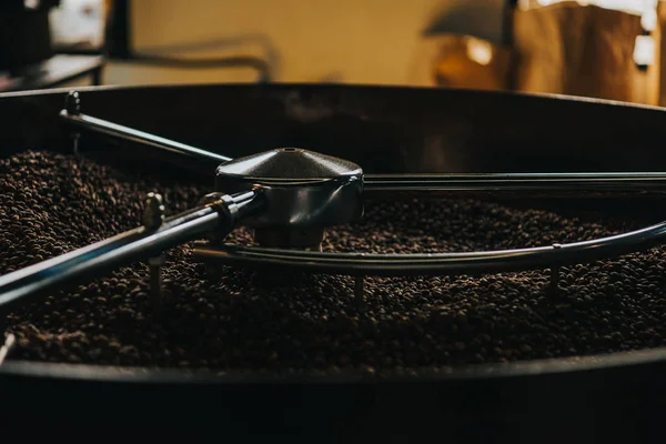 Chicchi di caffè torrefazione in torrefattore grande — Foto stock