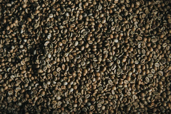 Grains de café cru en cours de torréfaction texture — Photo de stock