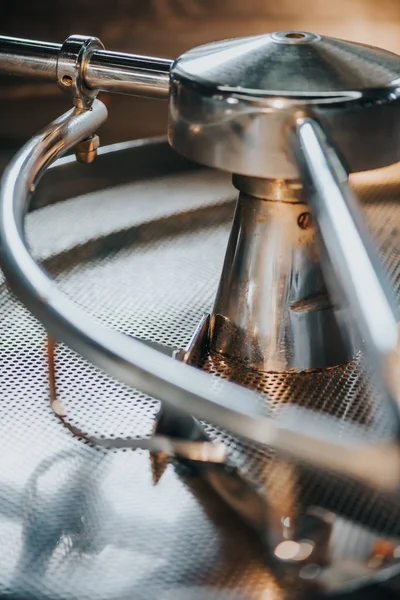 Plateau en métal avec grille de torréfacteur traditionnel — Photo de stock