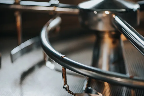 Detalles metálicos del cilindro tostador de café tradicional - foto de stock