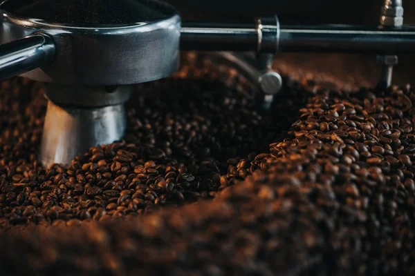 Proceso de tostado y mezcla en cilindro de tostador de café tradicional - foto de stock