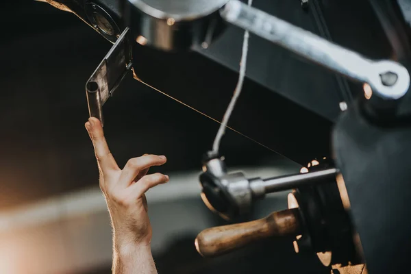 Mão masculina configura máquina para produção profissional de café — Fotografia de Stock