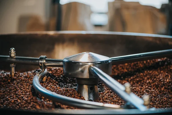 Traditioneller Kaffeeröster mit Kaffeebohnen im Zylinder — Stockfoto