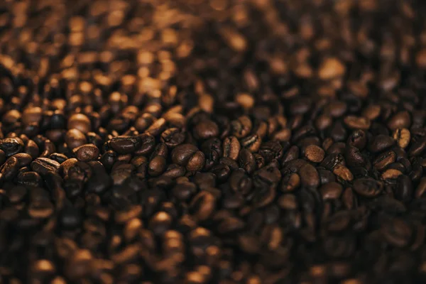 Granos de café tostados aromáticos - foto de stock