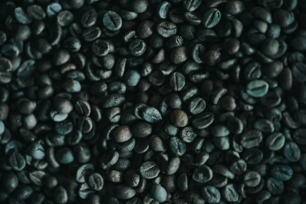 Vista de cerca de la textura de granos de café naturales tostados - foto de stock