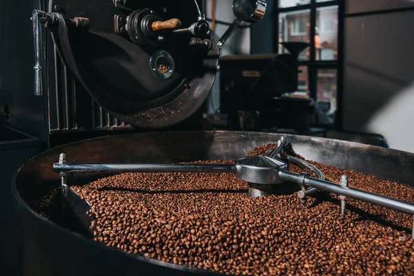 Interior da oficina de produção de café com máquina de torrefação de café de trabalho — Fotografia de Stock