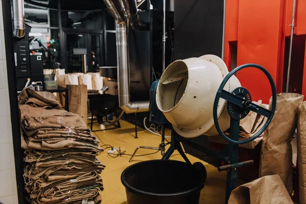 Innenraum der Kaffeehaus-Werkstatt mit industrieller Ausstattung und Verpackung — Stockfoto