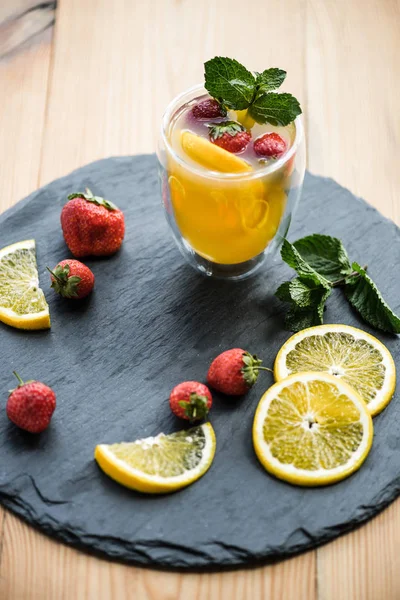 Vue grand angle de boisson fraîche délicieuse d'été avec menthe et fruits sur ardoise — Photo de stock