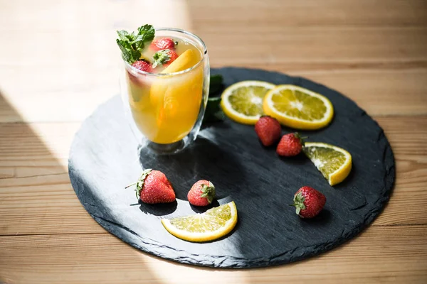 Крупный план вкусного освежающего летнего коктейля в стакане на доске объявлений — стоковое фото