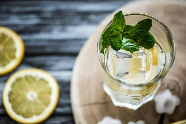 Draufsicht auf kalten, frischen Mojito-Cocktail mit Minze und Eiswürfeln im Glas — Stockfoto