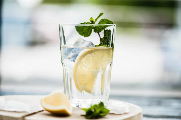 Vue rapprochée du verre avec cocktail d'été frais et glaçons — Photo de stock