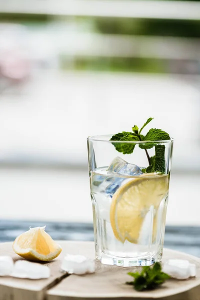 Vista de primer plano de vidrio con bebida fresca fría de verano y cubitos de hielo - foto de stock