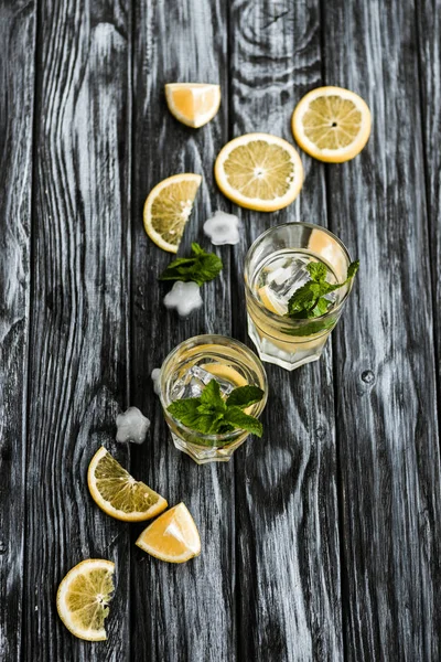 Vue du dessus du cocktail mojito dans des verres et des ingrédients frais sur une table en bois — Photo de stock