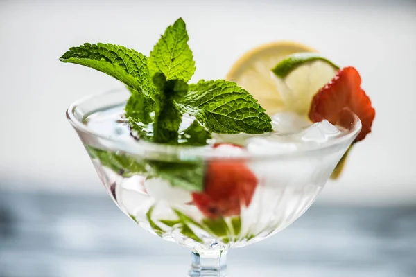 Vue rapprochée du cocktail mojito fraise fraîche et froide en verre — Photo de stock