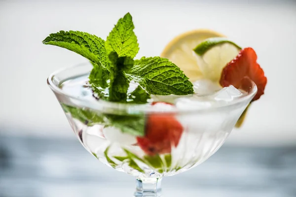 Vista de cerca del cóctel de mojito de fresa fría fresca en vaso - foto de stock