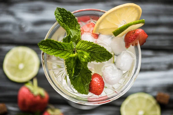 Draufsicht auf den kalten Erdbeermojito-Cocktail mit Minze und Eiswürfeln im Glas — Stockfoto