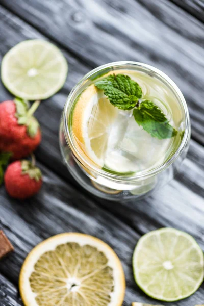 Nahaufnahme von frischem kalten Mojito in Glas auf Holztisch — Stockfoto