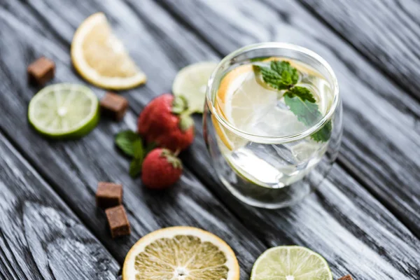 Vista close-up de delicioso cocktail frio de verão em vidro na mesa de madeira — Fotografia de Stock