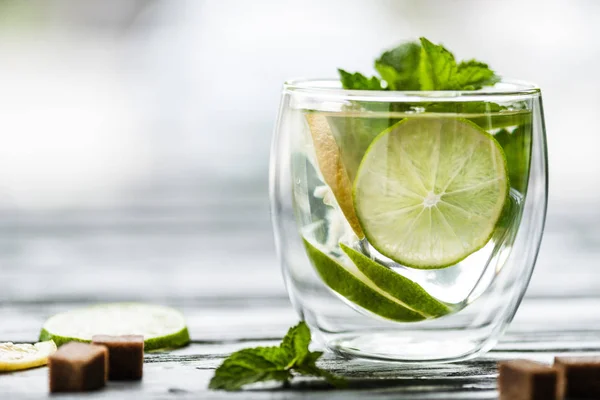 Vidro com coquetel de mojito frio fresco na mesa — Fotografia de Stock