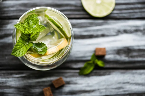 Draufsicht auf frischen kalten Mojito-Cocktail im Glas auf Holztisch — Stockfoto