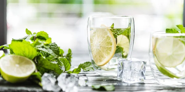 Vue rapprochée des verres avec cocktail froid d'été et ingrédients — Photo de stock