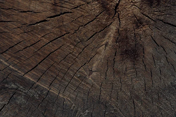 Vue rapprochée du fond texturé brun foncé fissuré en bois — Photo de stock