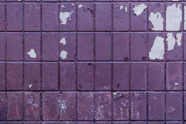 Vieux fond mural en brique violette altérée — Photo de stock