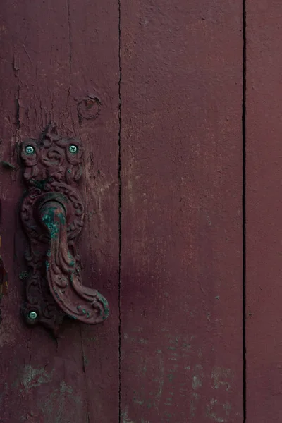 Nahaufnahme des dekorativen Türgriffs auf eine alte Holztür — Stockfoto