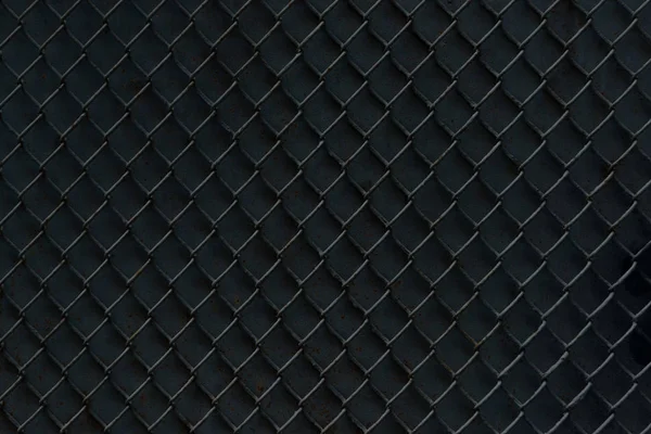 Valla de metal sobre fondo negro, vista de marco completo - foto de stock