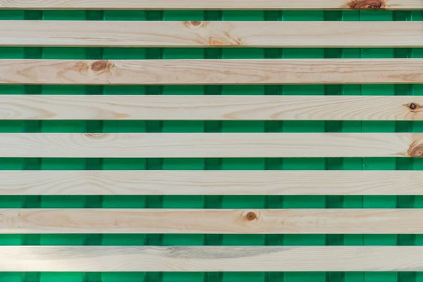 Tablones de madera horizontales sobre fondo verde, marco completo - foto de stock