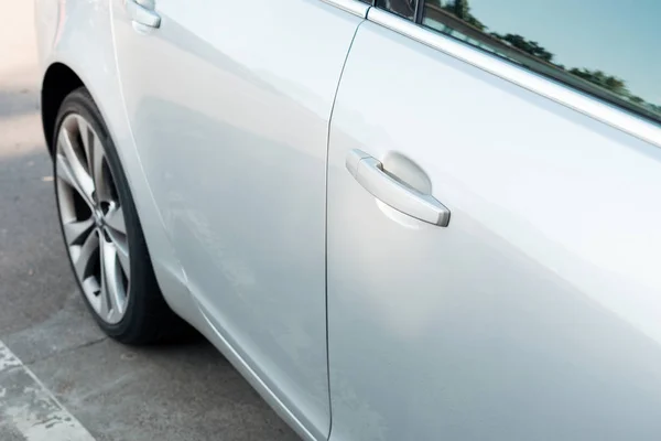 Detalhe do carro branco brilhante estacionado, fundo do transporte — Fotografia de Stock