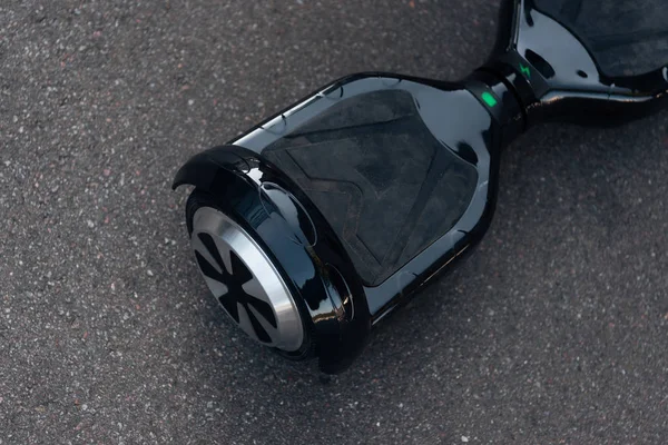 Vue rapprochée de noir auto-équilibrage scooter sur la rue — Photo de stock