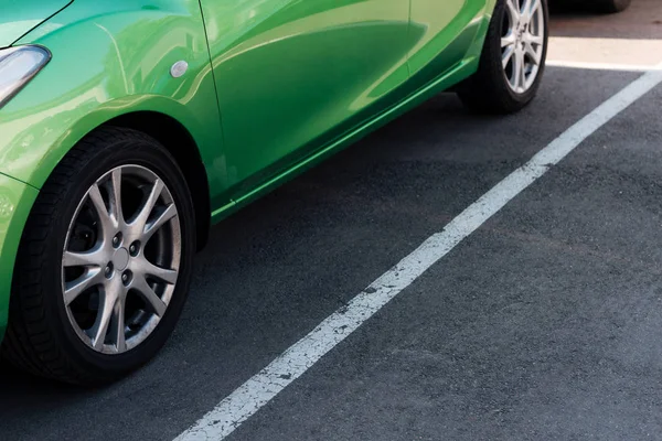 Detail des grünen glänzenden Autos auf dem Parkplatz — Stockfoto