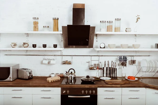 Вибірковий фокус сучасного інтер'єру кухні зі сковородою та чайником на плиті — стокове фото