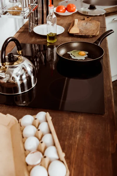 Высокий угол обзора сковороды с яичницей на плите на кухне — стоковое фото