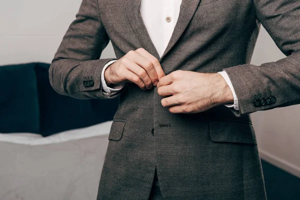 Image recadrée de l'homme d'affaires boutonnage veste — Photo de stock