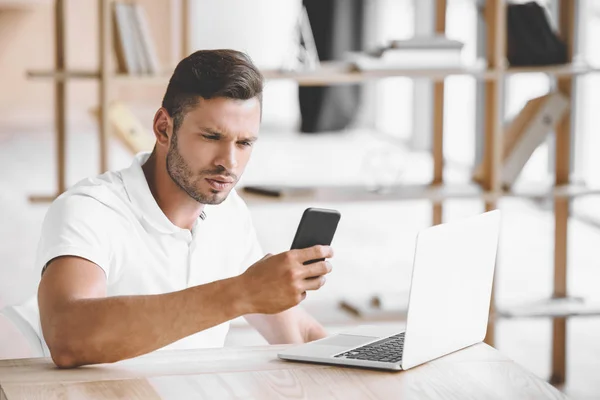 Portrait Focused Businessman Using Smartphone Workplace Laptop Office — Stock Photo, Image