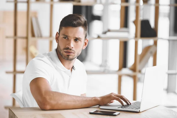 Portret Van Peinzende Zakenman Zoek Weg Terwijl Werkt Aan Laptop — Stockfoto