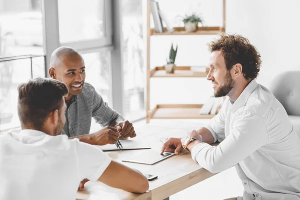 Multiethnische Geschäftsleute Diskutieren Geschäftsidee Bei Treffen Büro — Stockfoto