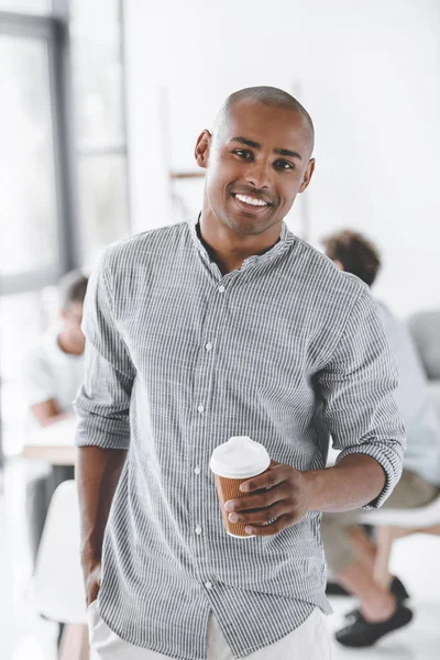 Retrato Sonriente Hombre Negocios Afroamericano Con Café Para Oficina — Foto de stock gratuita