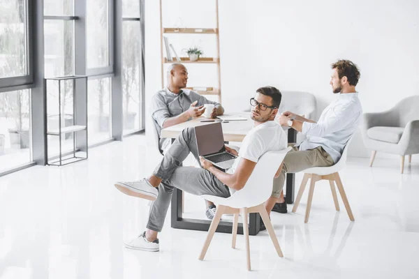 Multicultural Group Businessmen Sitting Workplace Light Modern Office — Stock Photo, Image