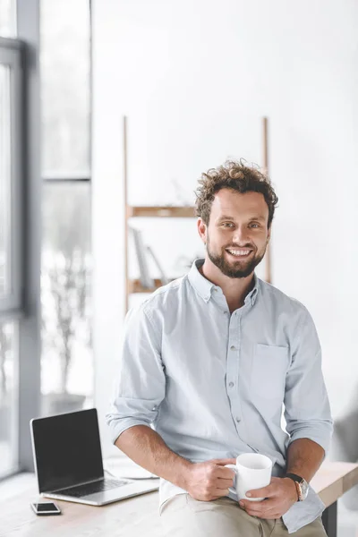 Hombre Negocios Sonriente Con Taza Café Sentado Mesa Con Ordenador — Foto de Stock